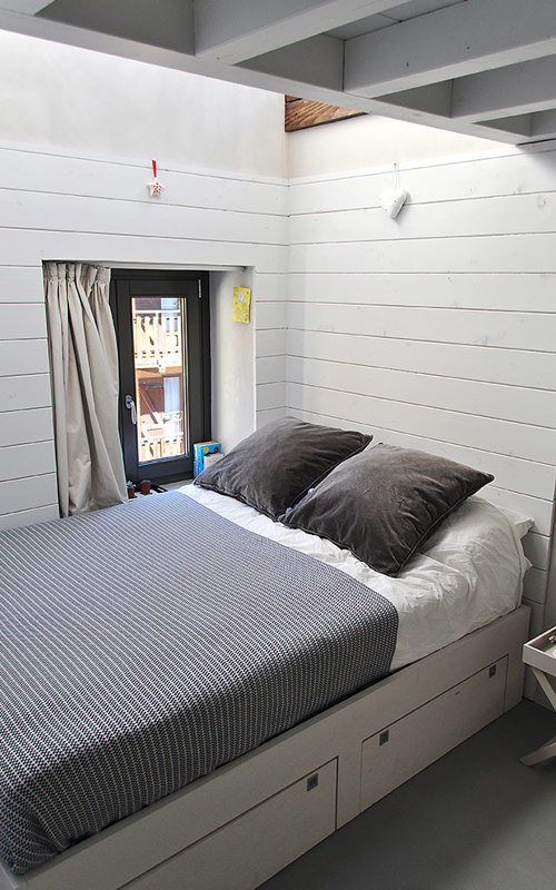 Camera da letto rivestita in perline di pino laccato, e letto in pino - Claviere